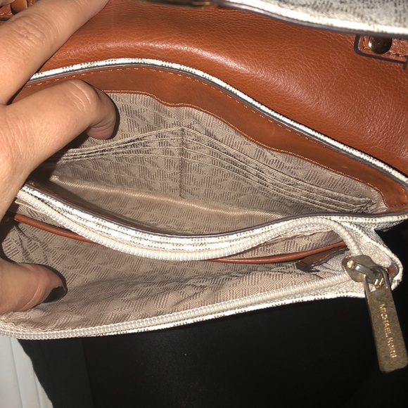 Michael Kors cross body purse - Picture 4 of 8